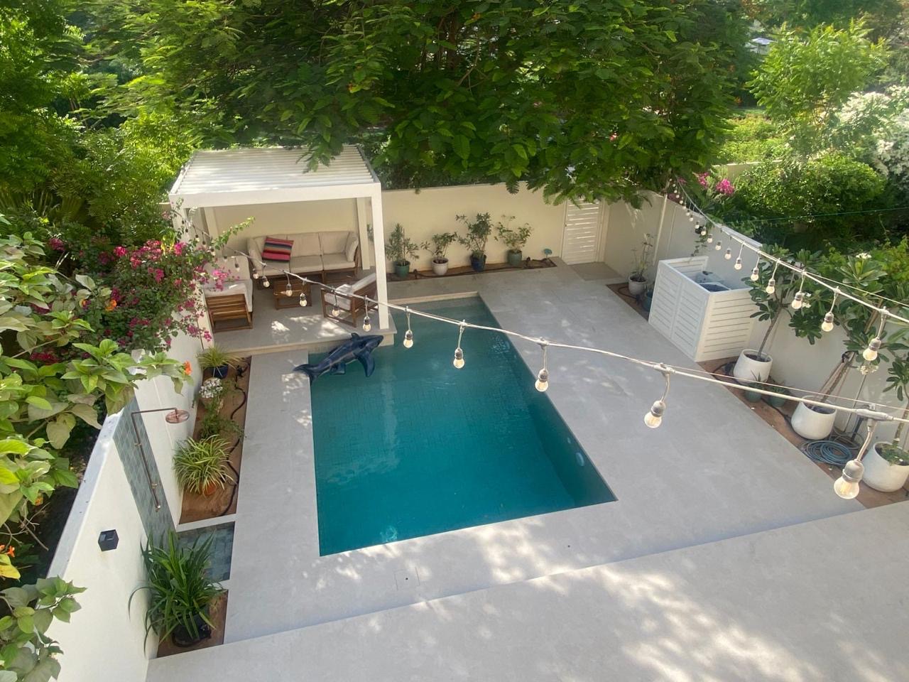Modern Pool & Pergola